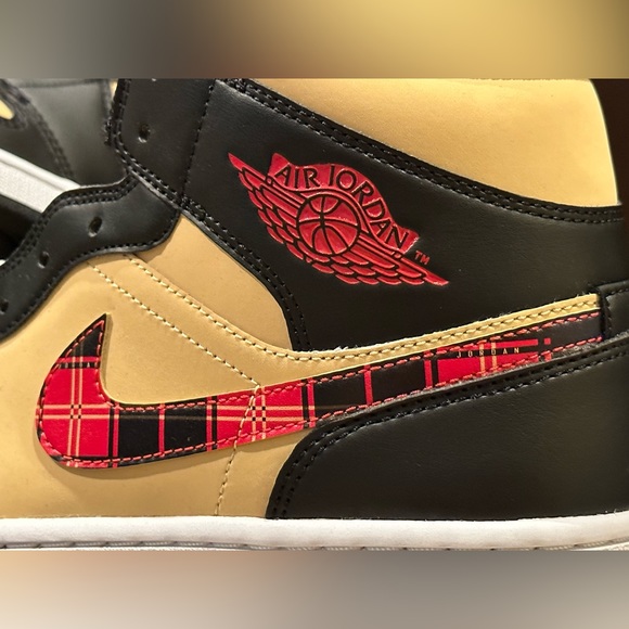 Air Jordan 1 Mid SE - Picture 2 of 8